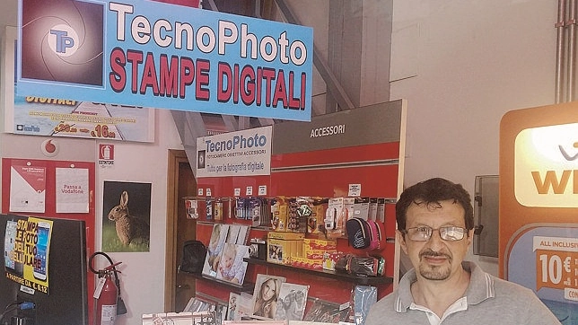 Saverio De Luca nel suo nuovo negozio 'Tecnophoto' di via Fermi