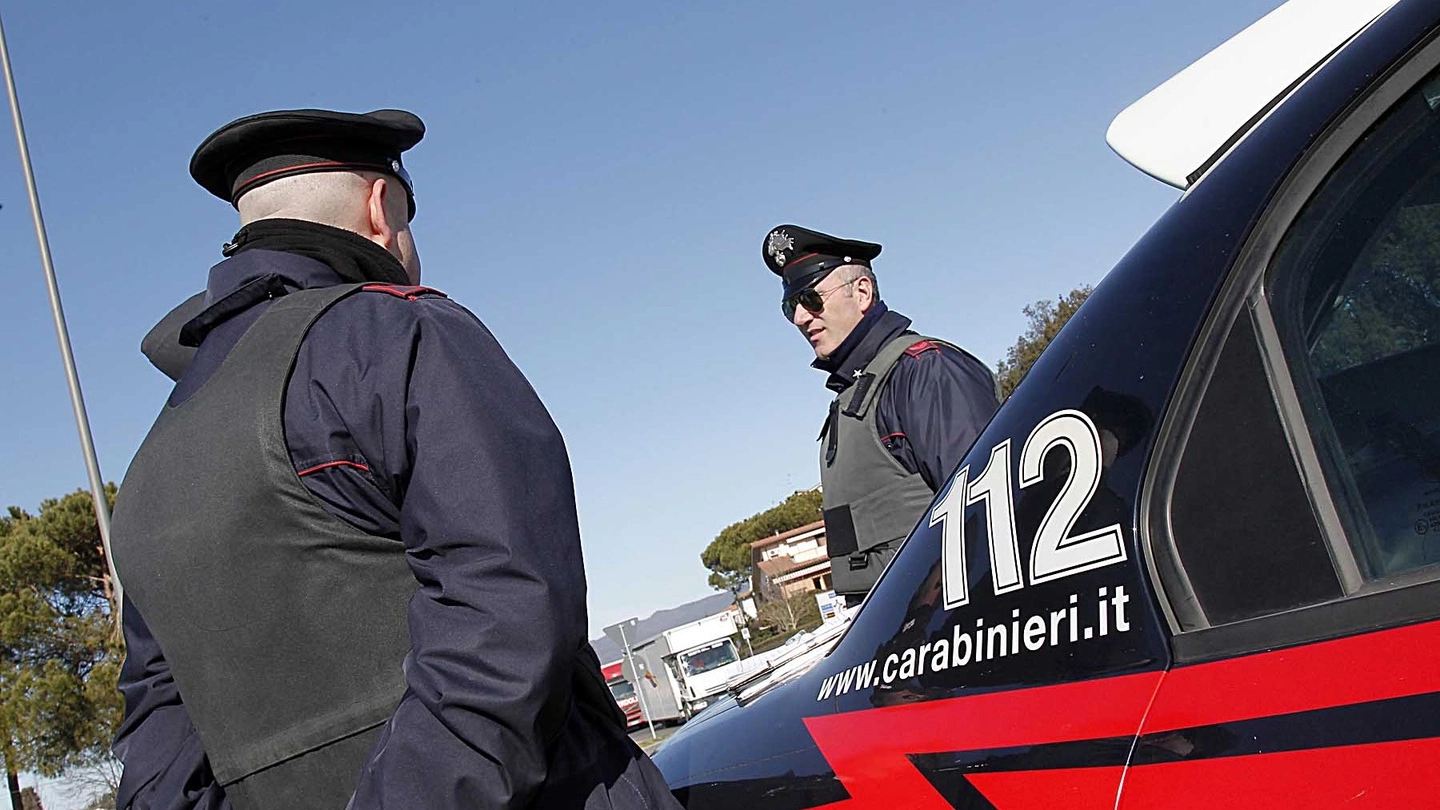 PAURA I carabinieri, insieme alla protezione civile, ai vigili del fuoco e alla polizia, cercano la ragazza