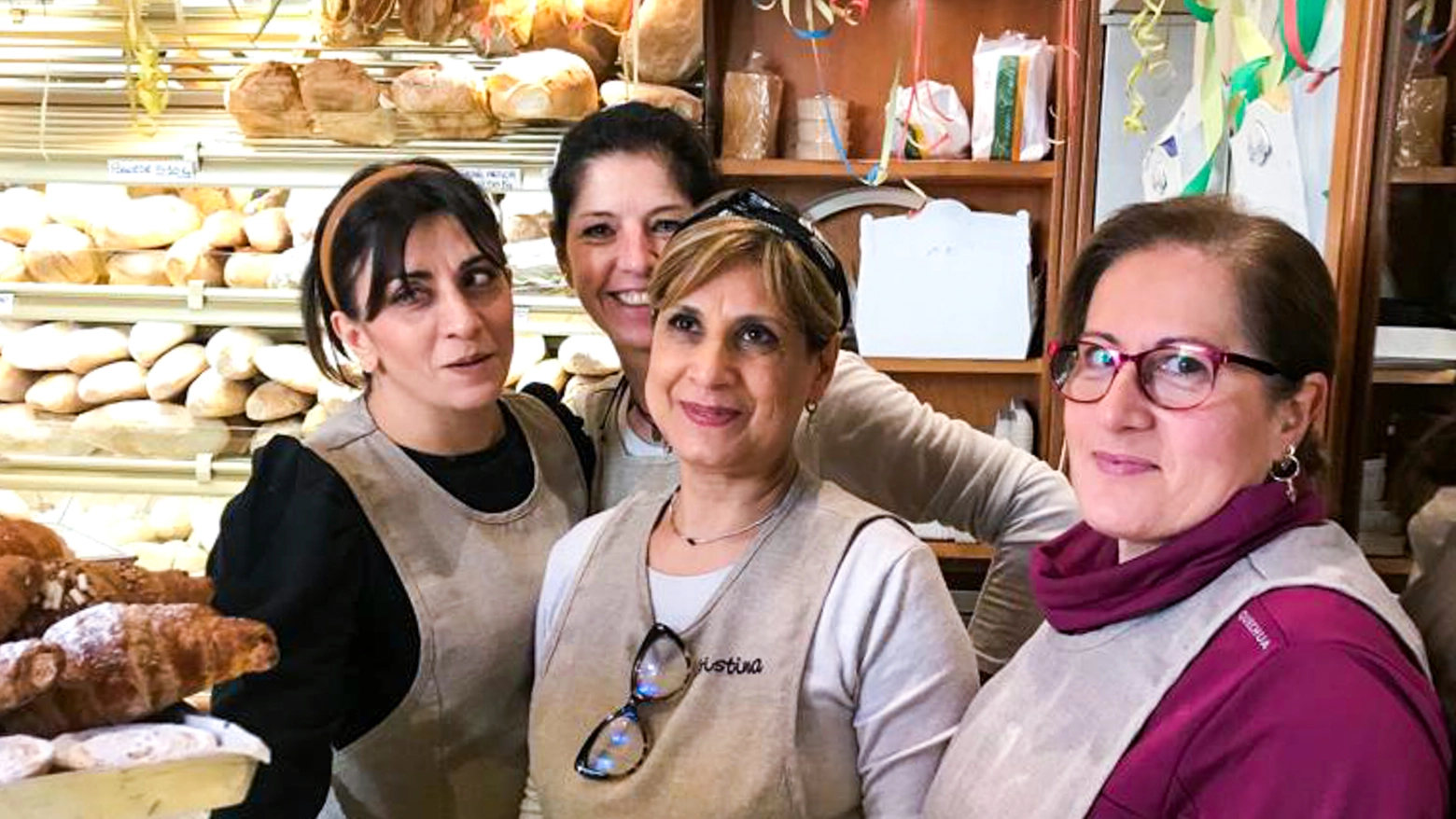 Patrizia Zanobetti (prima da destra), titolare del forno con le dipendenti Patrizia Zanobetti (prima da destra), titolare del forno con le dipendenti