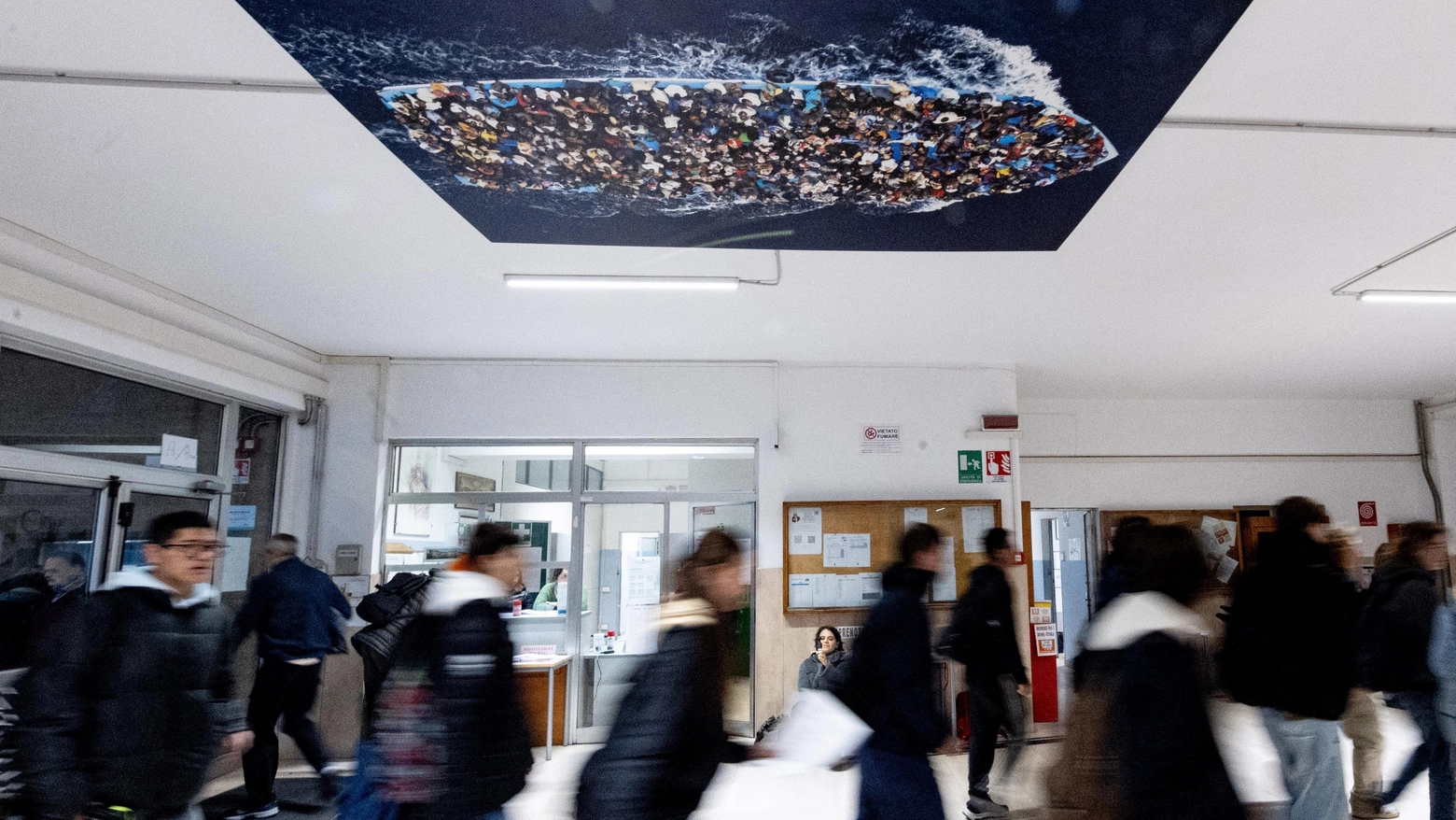 La foto Mare Nostrum di Massimo Sestini all'interno del liceo Leonardo da Vinci