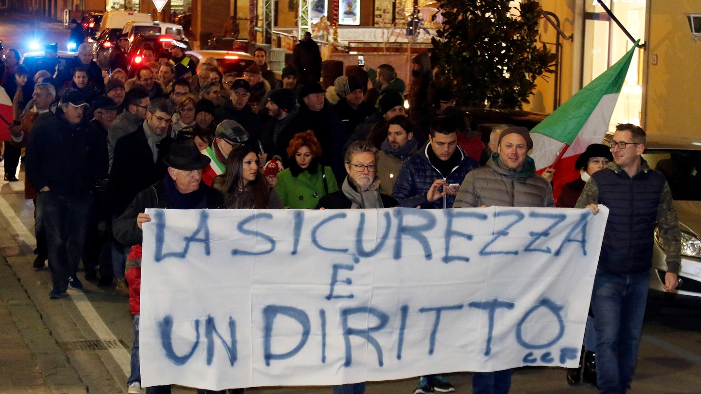 La manifestazione che ha attraversato le vie del centro (foto Gianni Nucci/Germogli)