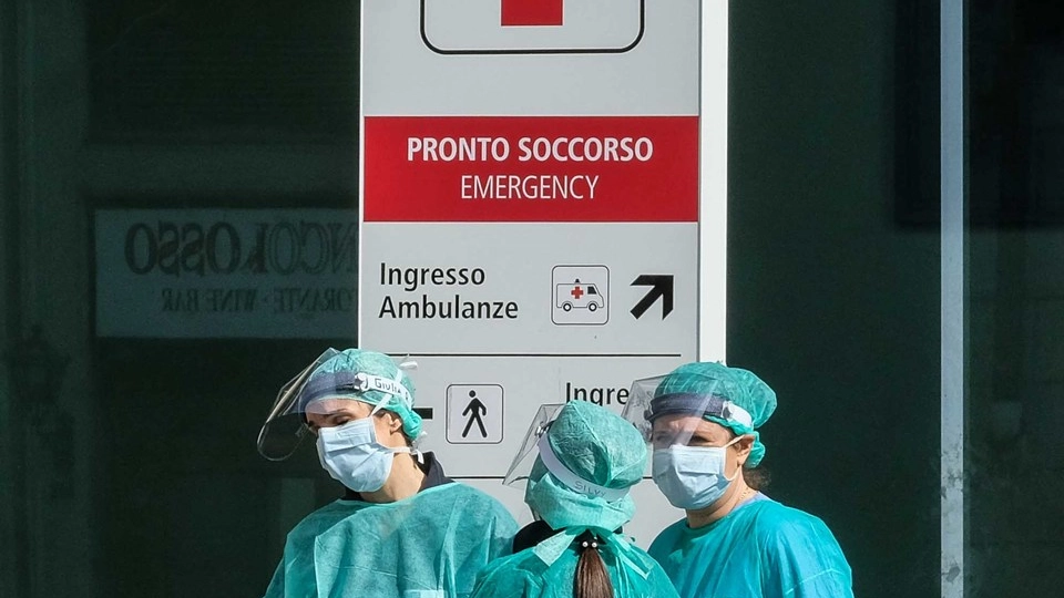 Medici fuori dall'ospedale di Santa Maria Nuova a Firenze (New Press Photo)