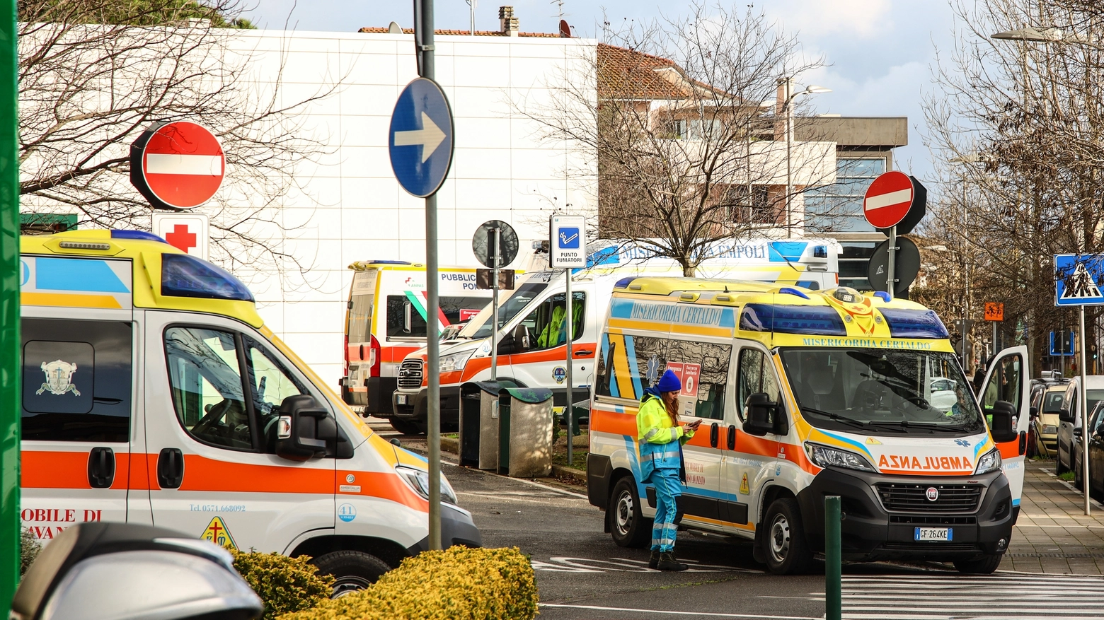Ambulanze all'esterno di un pronto soccorso (Germogli)