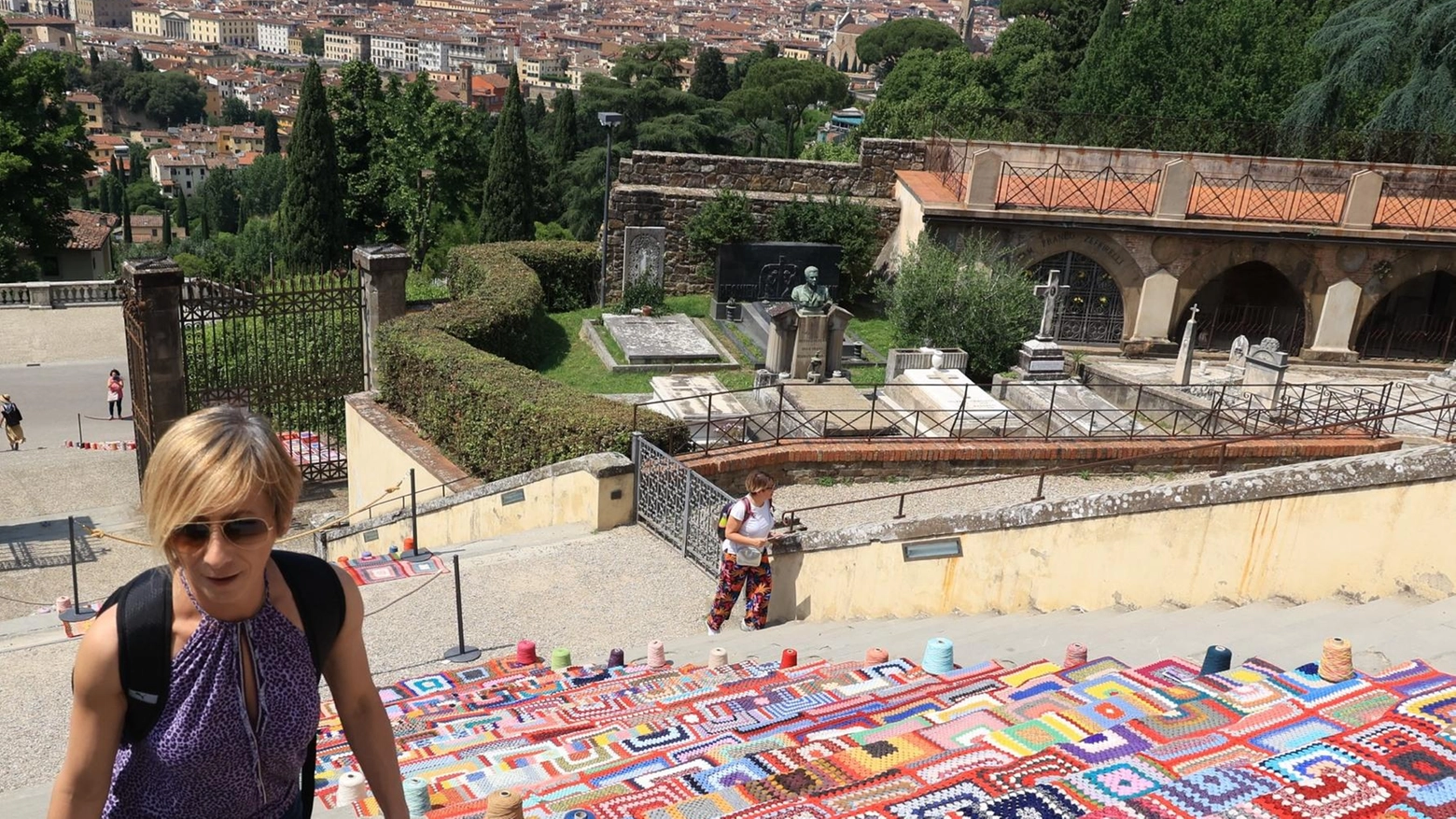I colori contro il dolore Maxi mantello sulla scalinata I colori contro il dolore Maxi mantello sulla scalinata