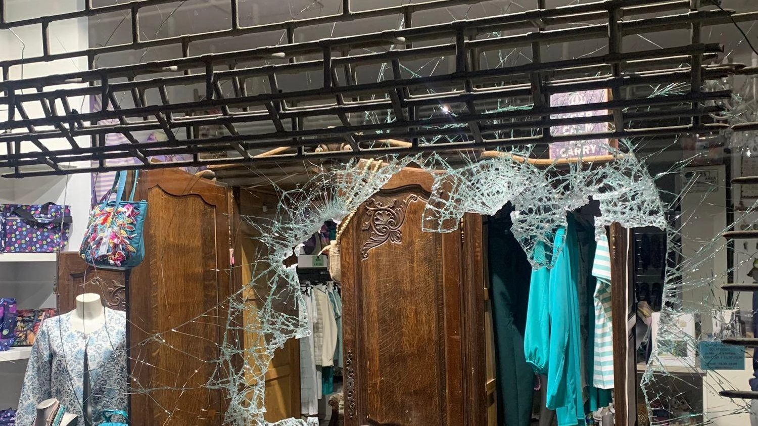 Ancora un “colpo“ al Bahia Il proprietario esasperato "Ora dormo nel negozio" Ancora un “colpo“ al Bahia Il proprietario esasperato "Ora dormo nel negozio"