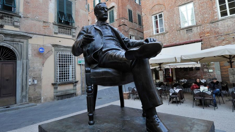 La statua di Puccini di fronte alla casa-museo (Alcide)