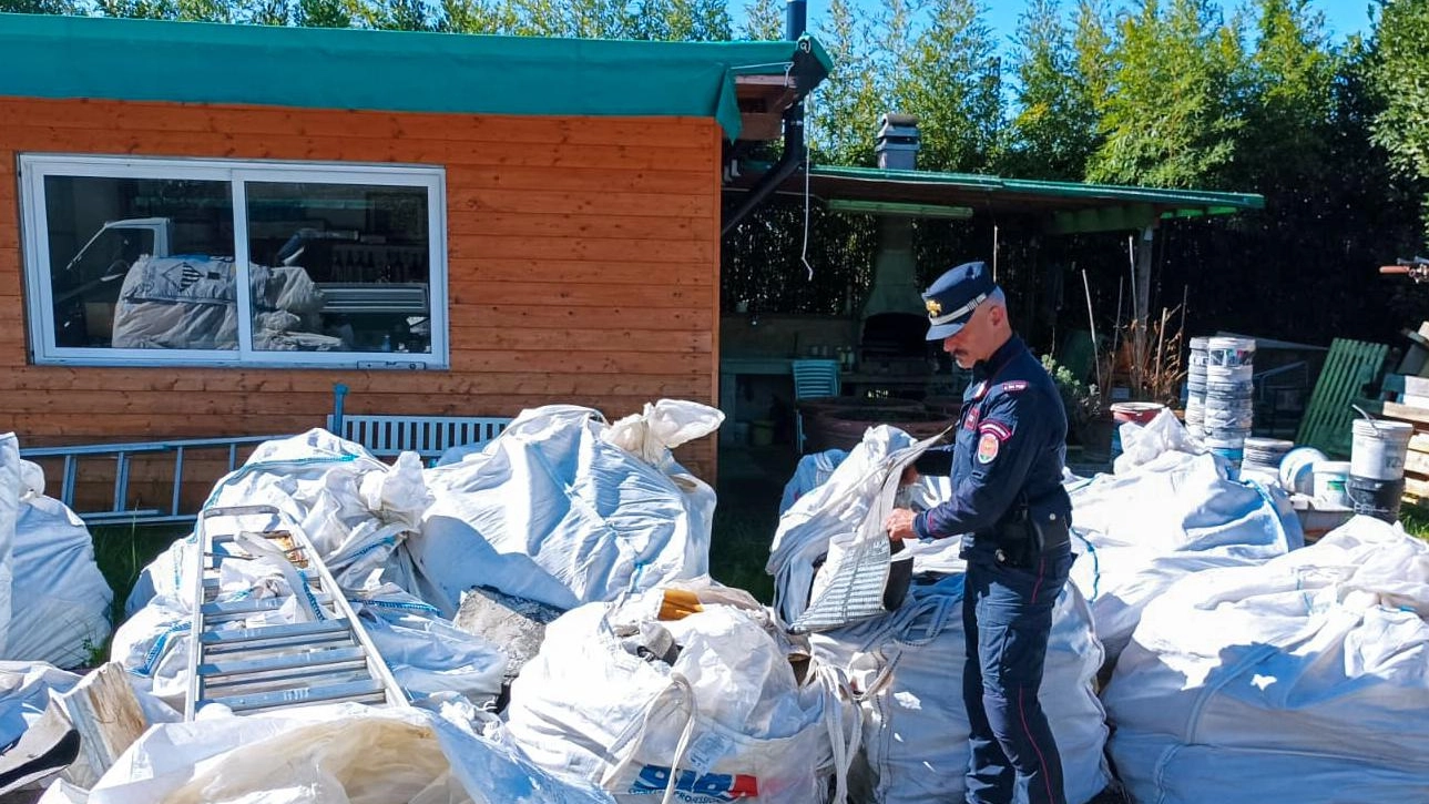 Casa e rifiuti nell’area agricola Denunce per abusi a Segaticcio Casa e rifiuti nell’area agricola Denunce per abusi a Segaticcio