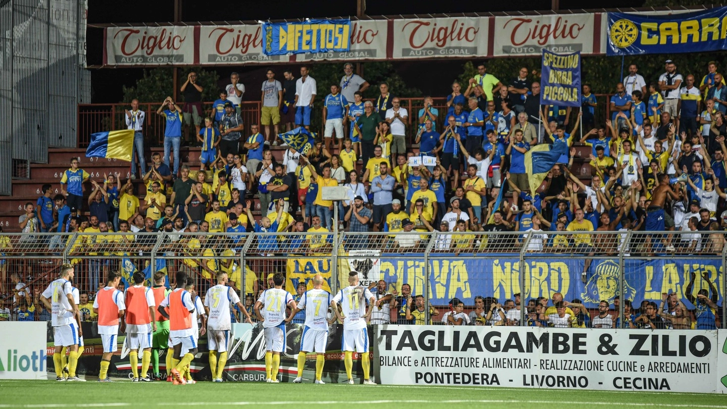 La Carrarese davanti ai propri tifosi a Pontedera (foto Lotti/Germogli)