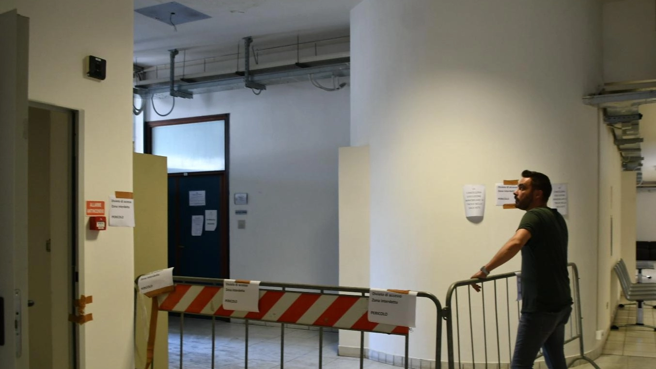 Il Tribunale perde pezzi Crolla parte di soffitto per infiltrazioni d’acqua Trasferita la cancelleria Il Tribunale perde pezzi Crolla parte di soffitto per infiltrazioni d’acqua Trasferita la cancelleria