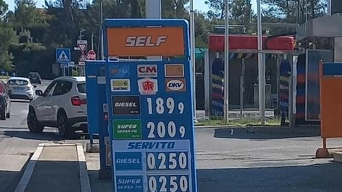Benzina-self a Perugia: sfondato il muro dei 2 euro al litro
Benzina-self a Perugia: sfondato il muro dei 2 euro al litro