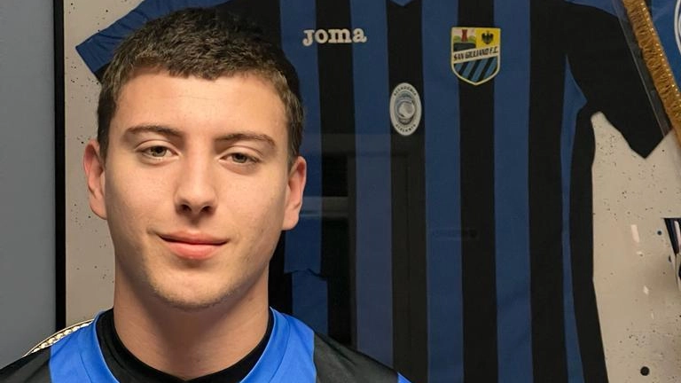 Il Camaiore affronta lo Sporting Cecina in un big-match domenicale. La squadra è al completo, tranne il lungodegente 2004 Manfredi. La società è ambiziosa e pronta a cogliere l'occasione sul mercato. L'attaccante 2003 Bellucci è passato al San Giuliano Terme. La formazione è pronta per affrontare la sfida.
