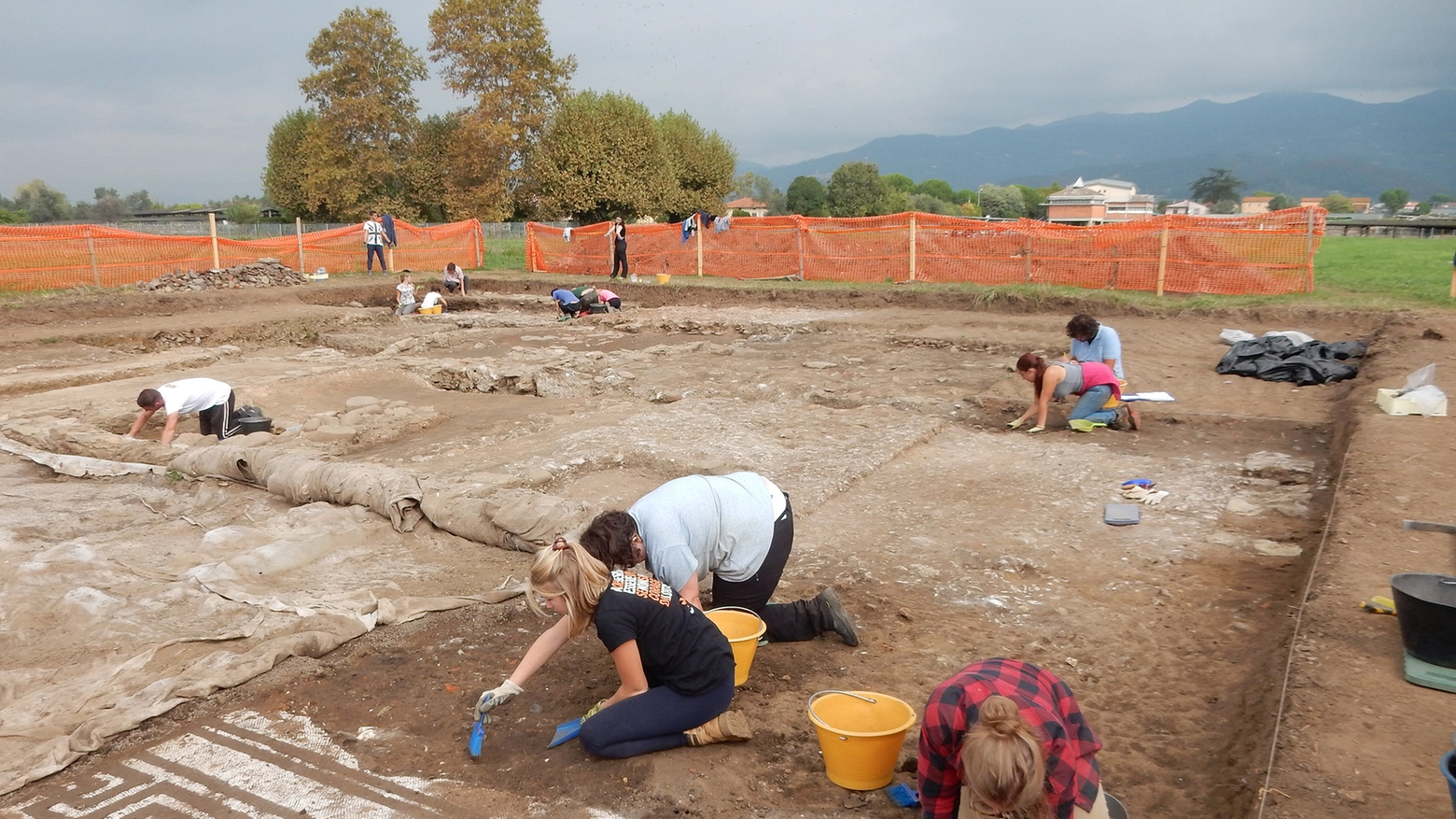 Domus meridionale: il mosaico dell’atrio in corso di scavo