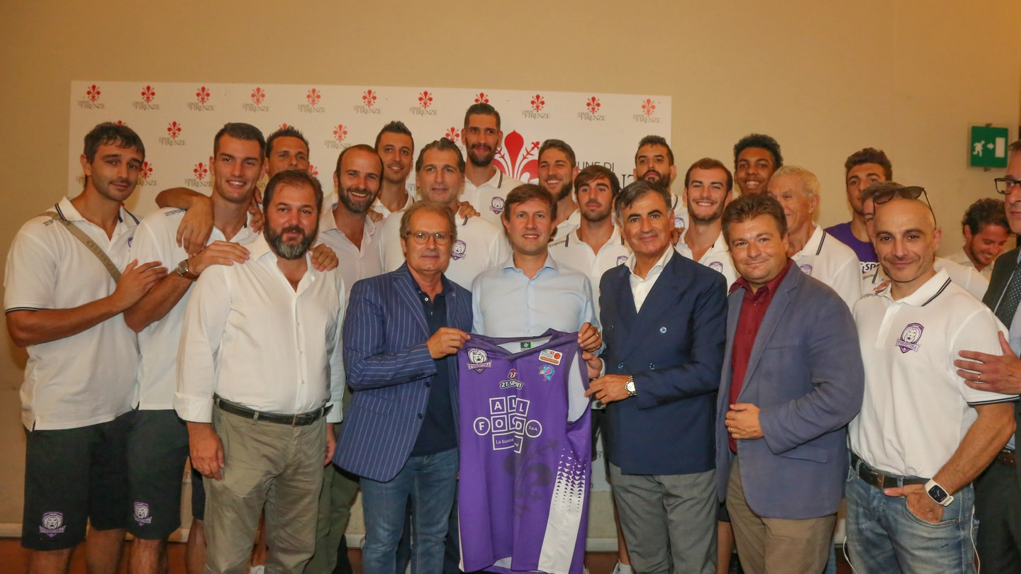 Il gruppo della Fiorentina Basket con il sindaco Nardella (Fotocronache Germogli)