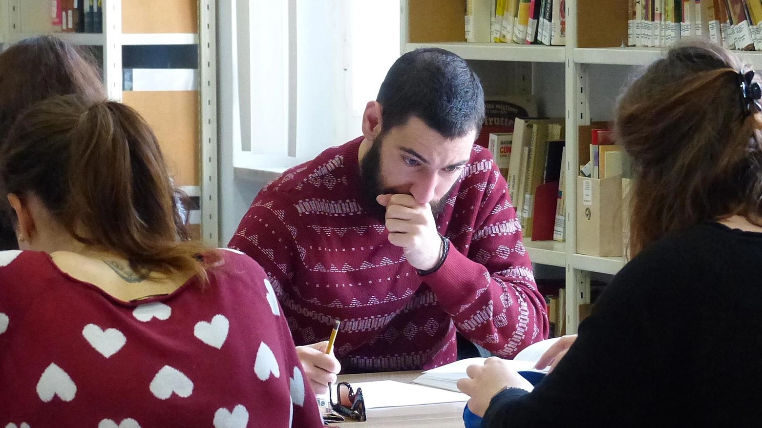 Scuola: salve le prime sedi critiche Scongiurati i tagli, si allenta l’allerta Ma parte il confronto sui numeri Scuola: salve le prime sedi critiche Scongiurati i tagli, si allenta l’allerta Ma parte il confronto sui numeri