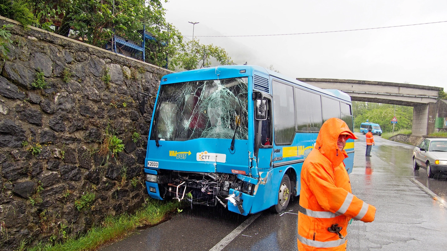 L'autobus coinvolto nell'incidente (foto Borghesi)