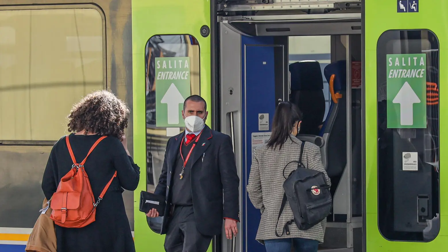 Lo sciopero inchioda i treni: forti disagi per i pendolari Dalla mattina problemi alle corse, parlano i sindacati Lo sciopero inchioda i treni: forti disagi per i pendolari Dalla mattina problemi alle corse, parlano i sindacati