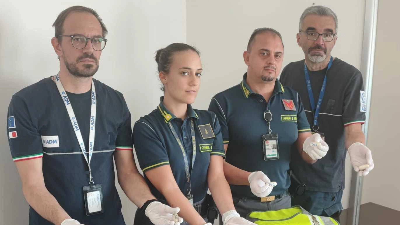 Un chilo di coca in pancia ’Lavoro per ente benefico’. Ma è un corriere di droga Un chilo di coca in pancia ’Lavoro per ente benefico’. Ma è un corriere di droga