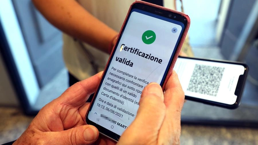 Green pass falsi: medico ai domiciliari