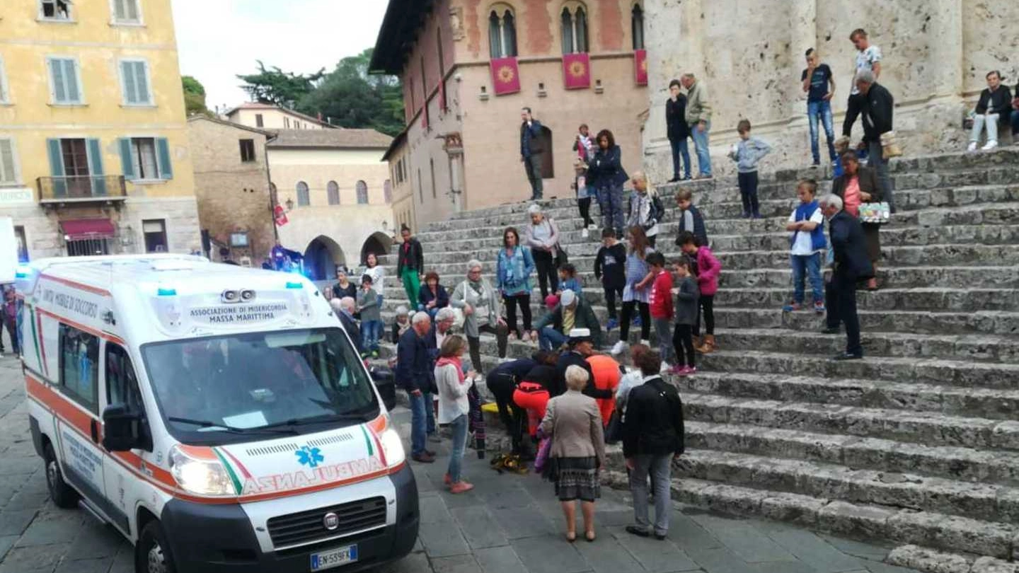 I sanitari del 118 mentre stanno curando il piccolo caduto sulla scale del sagrato della cattedrale di Massa Marittima