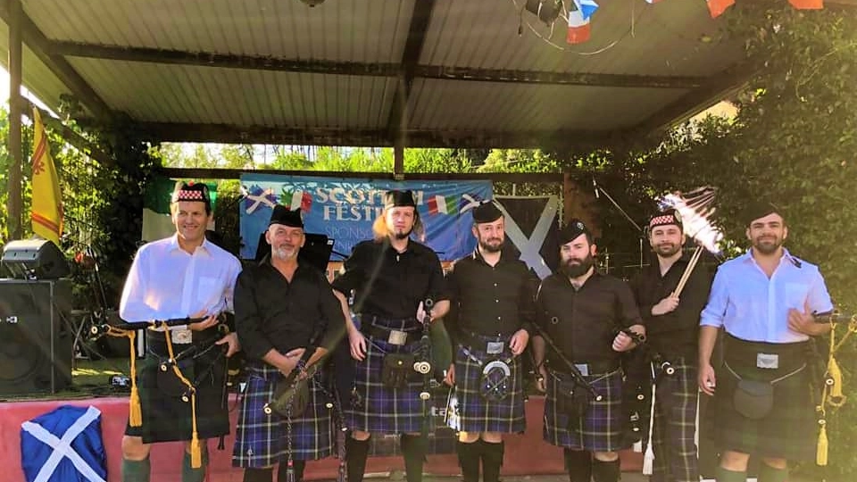 Il gruppo di musicisti che animano lo Stadomelli Scottish Festival