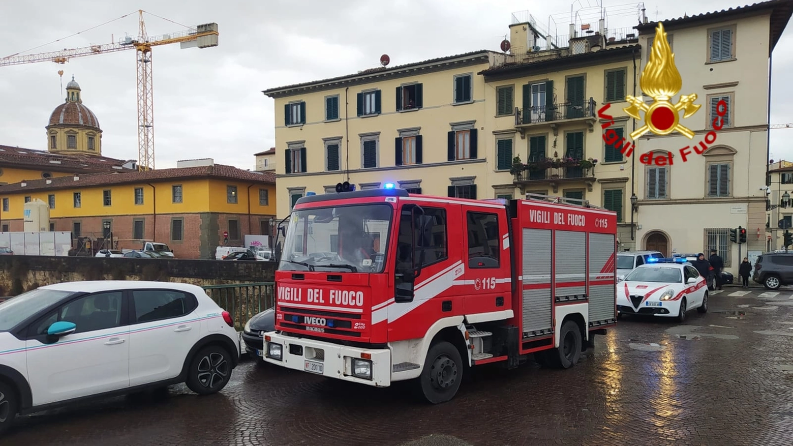 L'intervento dei vigili del fuoco per recuperare un uomo finito in Arno