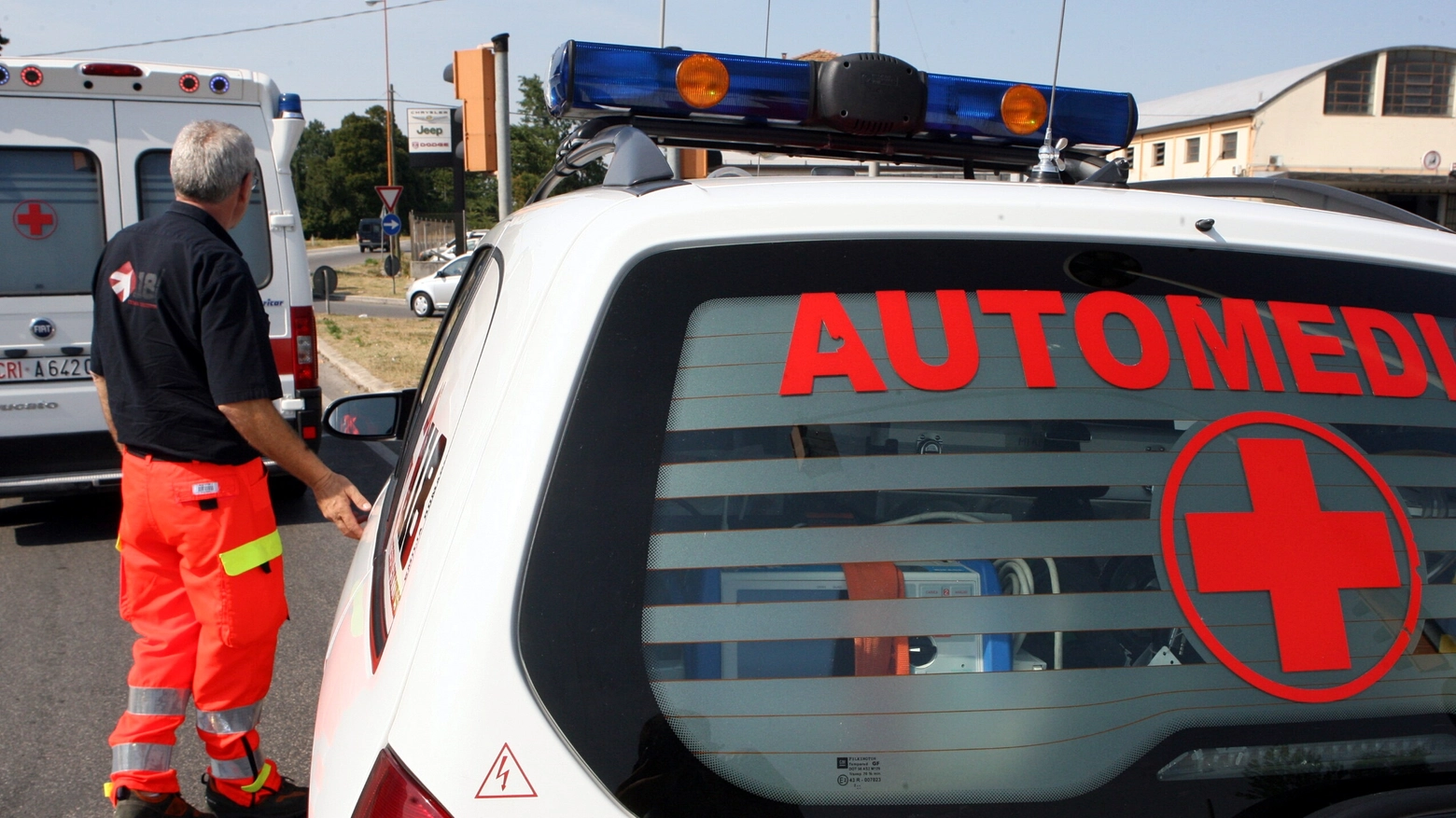 Il 118 con ambulanza e automedica Il 118 con ambulanza e automedica