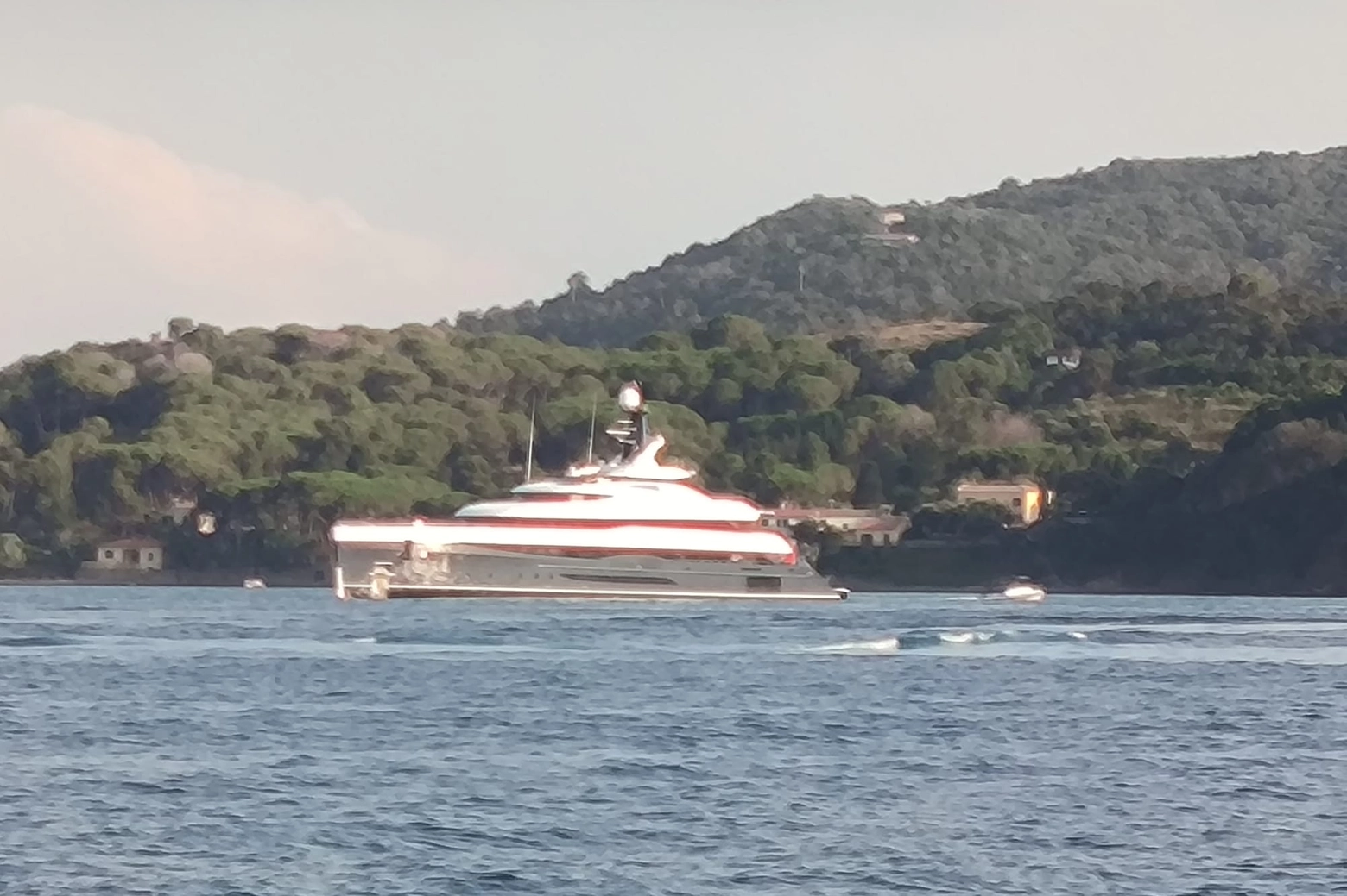 Lo yacht di Michael Jordan nelle acque dell'Elba (Foto di Valerie Pizzera)