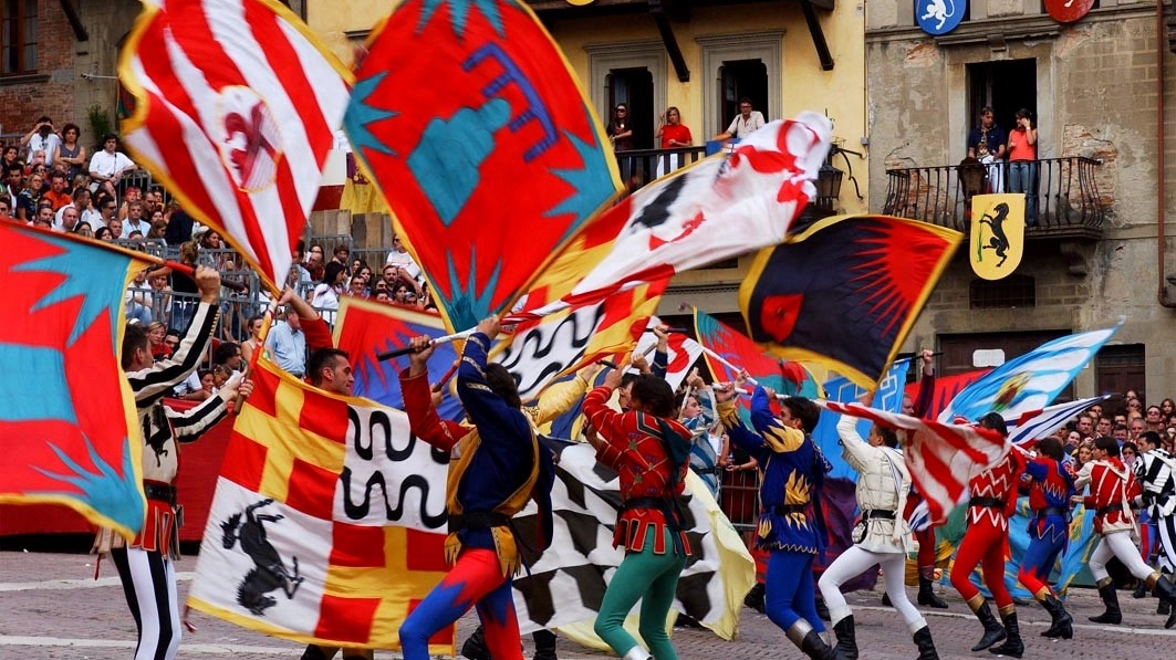 Giovedì 15 febbraio, la rappresentativa composta dai quattro quartieri, dagli Sbandieratori di Arezzo, dal Gruppo Musici e dall’Associazione Signa Arretii farà il suo ingresso in Cattedrale alle 21.30