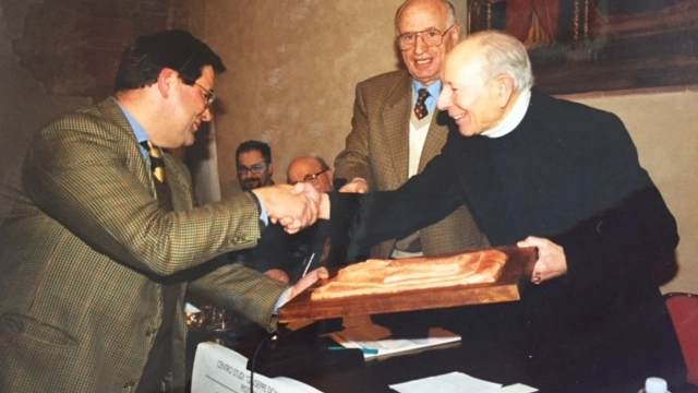 Monsignor Mario Leporatti accanto a Giancarlo Niccolai e Giorgio Federighi