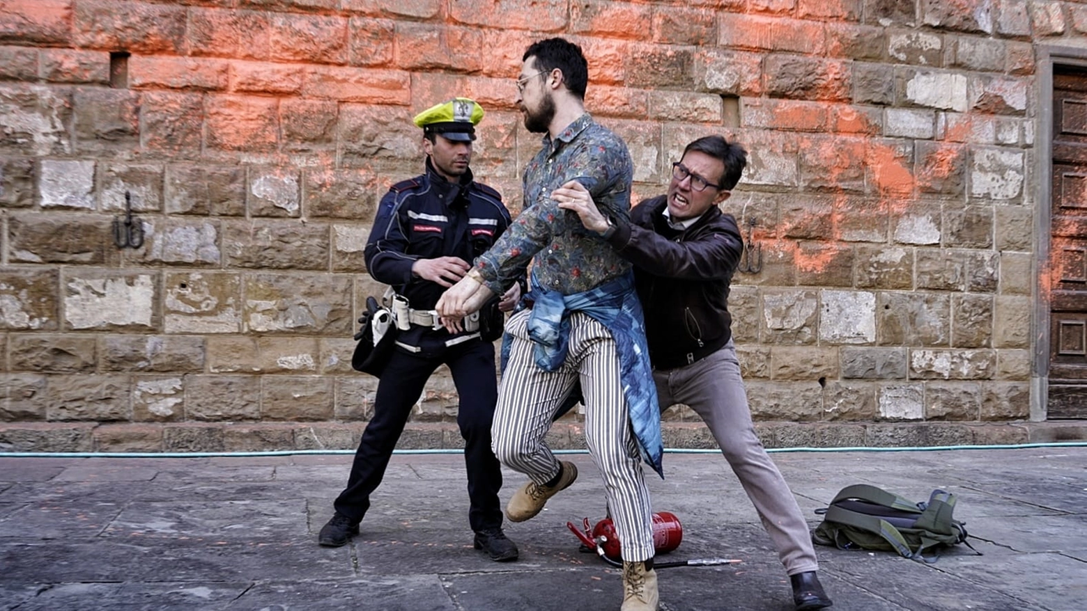 Il sindaco Nardella blocca uno degli attivisti che hanno imbrattato Palazzo Vecchio