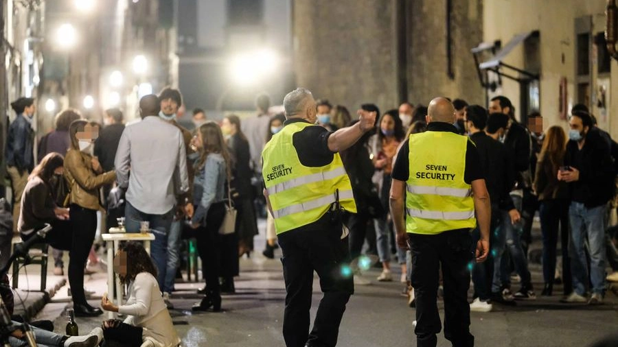 Steward nelle strade della movida a Firenze (New Press Photo)