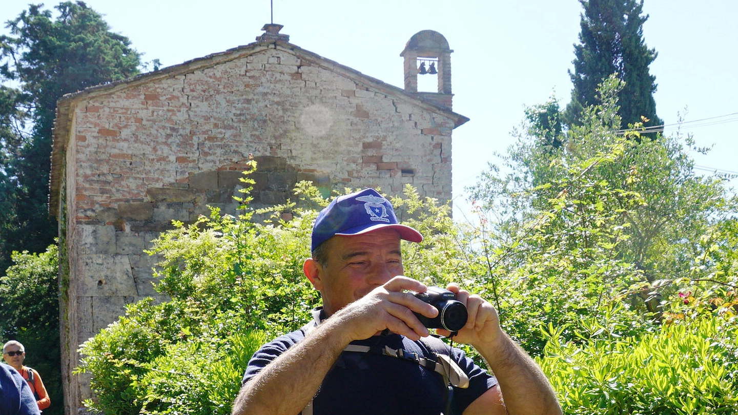 Sullo sfondo l’antica chiesa di Sant’Andrea in Petriolo che si trova alle porte di Ponsacco, nell’ansa del fiume Era (fotoservizio Esposito per Germogli)
