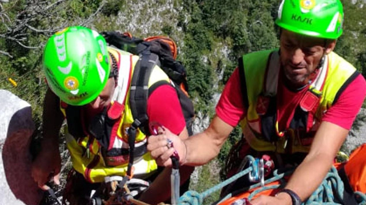 Scivola per duecento metri tra sassi e rocce, grave un quarantenne Scivola per duecento metri tra sassi e rocce, grave un quarantenne