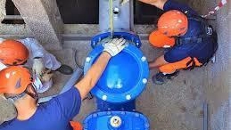 Altra perdita d’acqua La rabbia dei residenti Altra perdita d’acqua La rabbia dei residenti