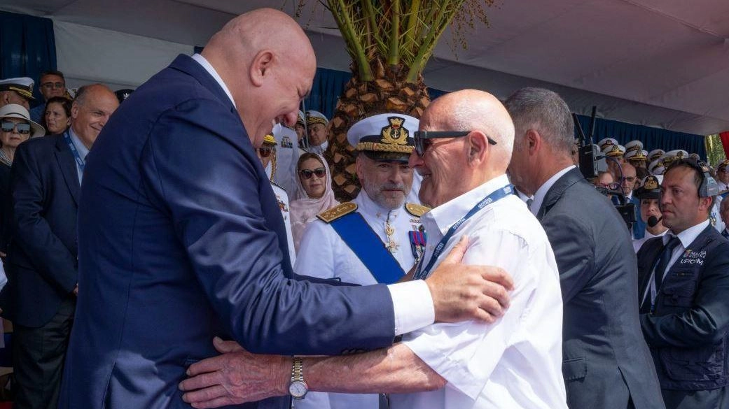 Gustavo Bellazzini abbracciato dal ministro della Difesa Guido Crosetto in occasione della festa della Marina Militare