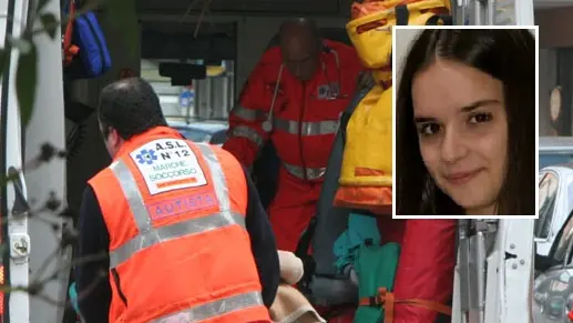 Un'ambulanza e, nel riquadro, la giovane Martina Un'ambulanza e, nel riquadro, la giovane Martina