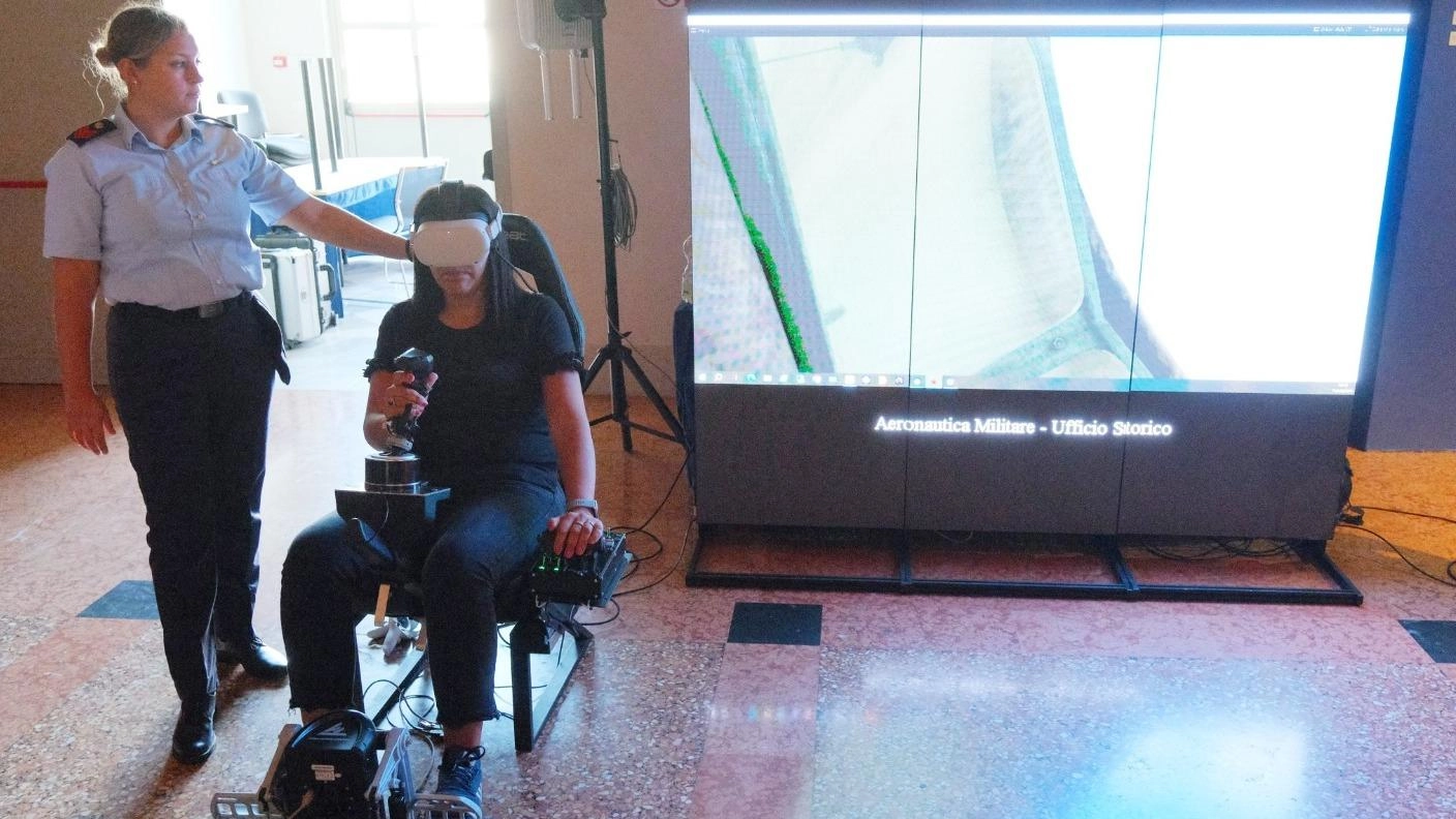 Successo per il simulatore di volo in 3D. E oggi scendono sulle Mura 4 paracadutisti Successo per il simulatore di volo in 3D. E oggi scendono sulle Mura 4 paracadutisti