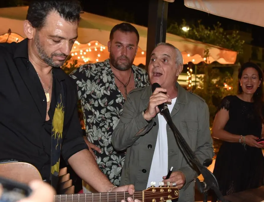 Karaoke, relax e buon cibo Il dolce far niente delle star