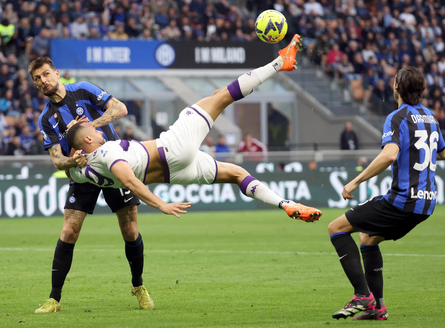 Inter Milan's Francesco Acerbi (L) challenges for the ball  Fiorentina�s Arthur Cabral during the Italian serie A soccer match between Fc Inter  and Fiorentina Giuseppe Meazza stadium in Milan, 1 April  2023.ANSA / MATTEO BAZZI