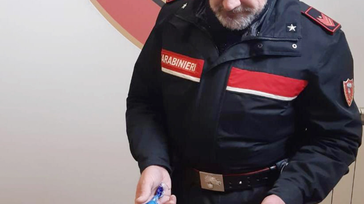 I carabinieri con la droga, il coltello, lo spray urticante sequestrati allo spacciatore  