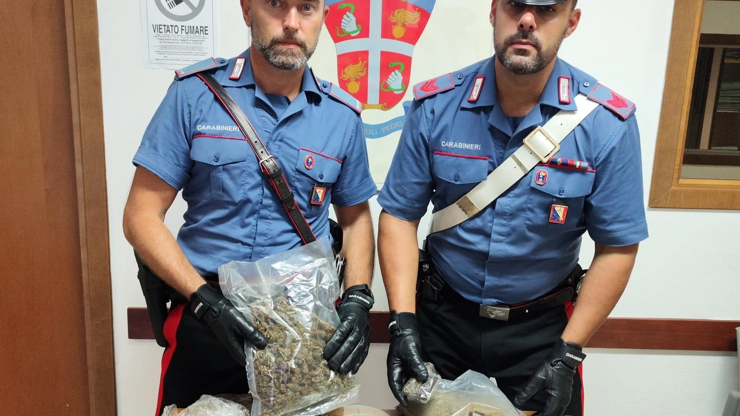 I carabinieri con una parte della droga sequestrata I carabinieri con una parte della droga sequestrata