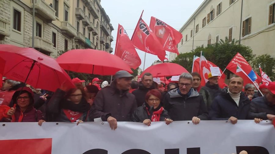 Il segretario generale della Cgil, Maurizio Landini, a Bari durante la manifestazione