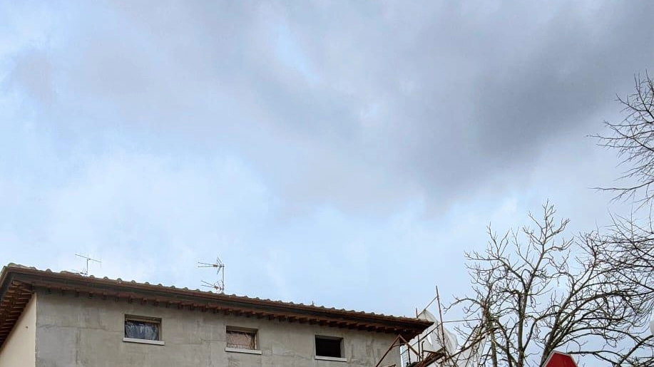 Impalcatura cade sui tavolini del bar "Ero sulla porta, ho visto crollare tutto" Impalcatura cade sui tavolini del bar "Ero sulla porta, ho visto crollare tutto"