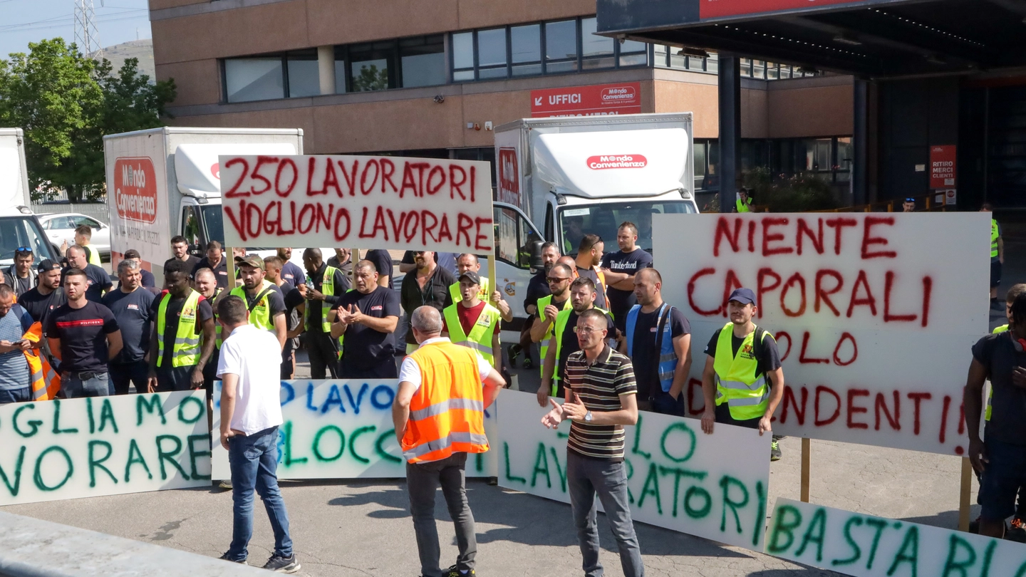 Il presidio davanti a Mondo Convenienza Il presidio davanti a Mondo Convenienza