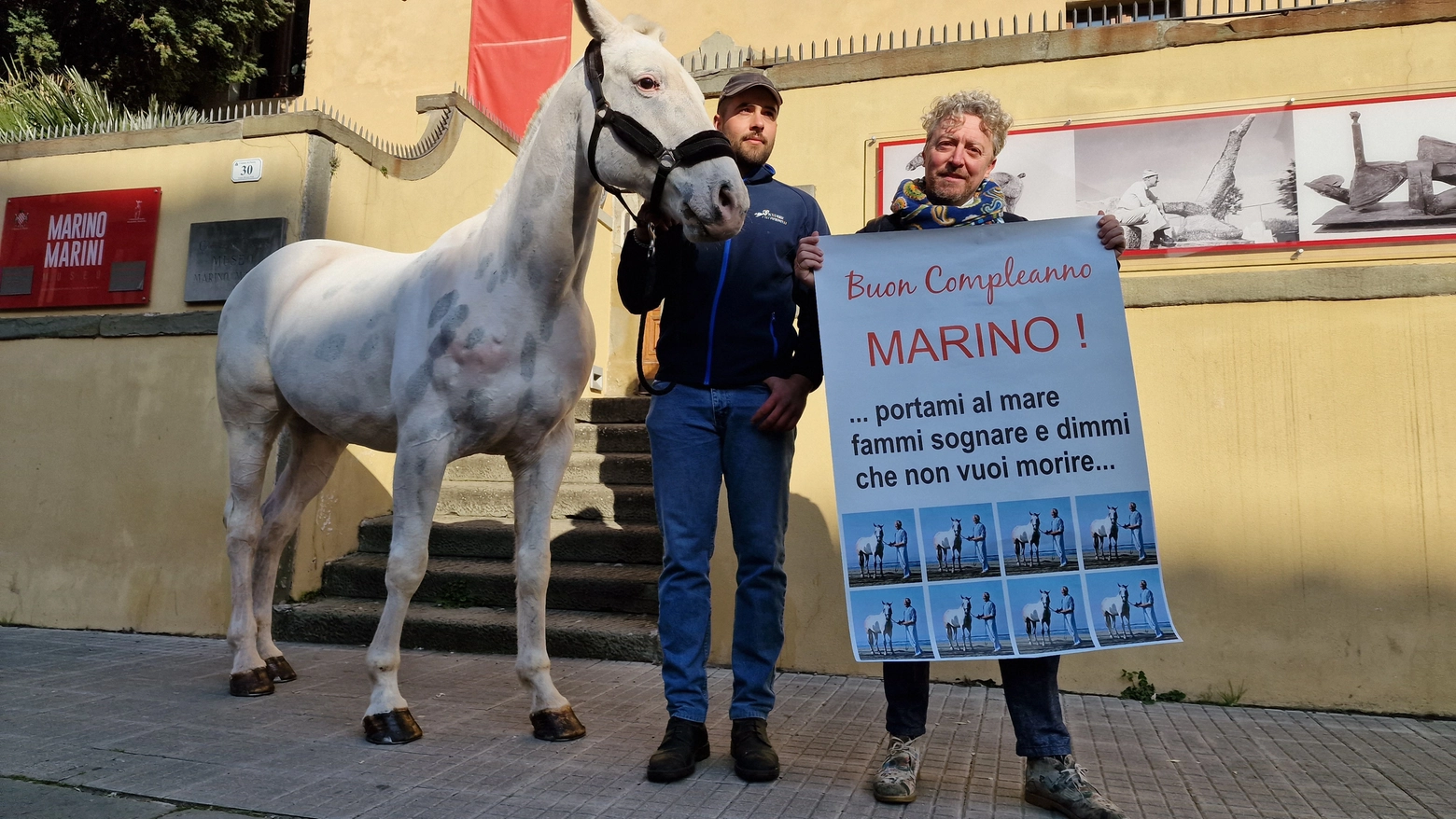 Marco Leporatti durante un flash mob per Marino (Acerboni/FotoCastellani)