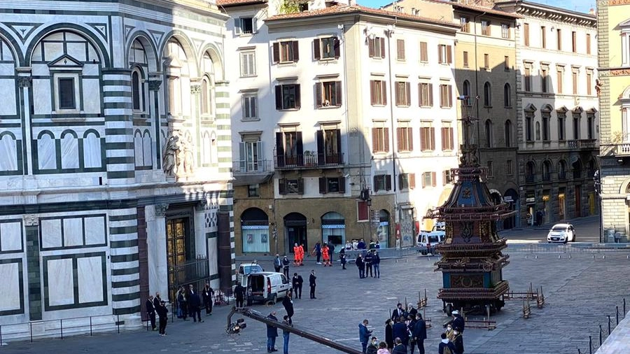 Il carro in una piazza del Duomo deserta (New Press Photo)