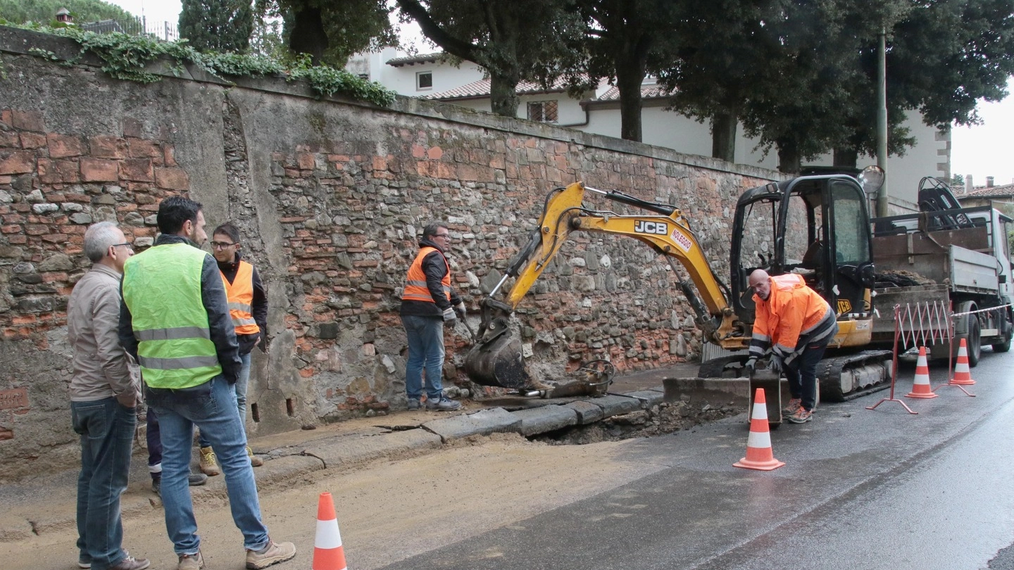 Perdita d'acqua in via Bolognese, sprofonda l'asfalto (foto NewPressPhoto)