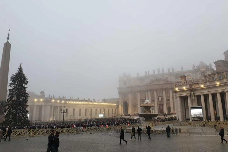 Fedeli in fila a piazza San Pietro (Dire)