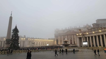 La truffa ai funerali di papa Benedetto, fedeli con i biglietti: "Abbiamo posti a sedere"