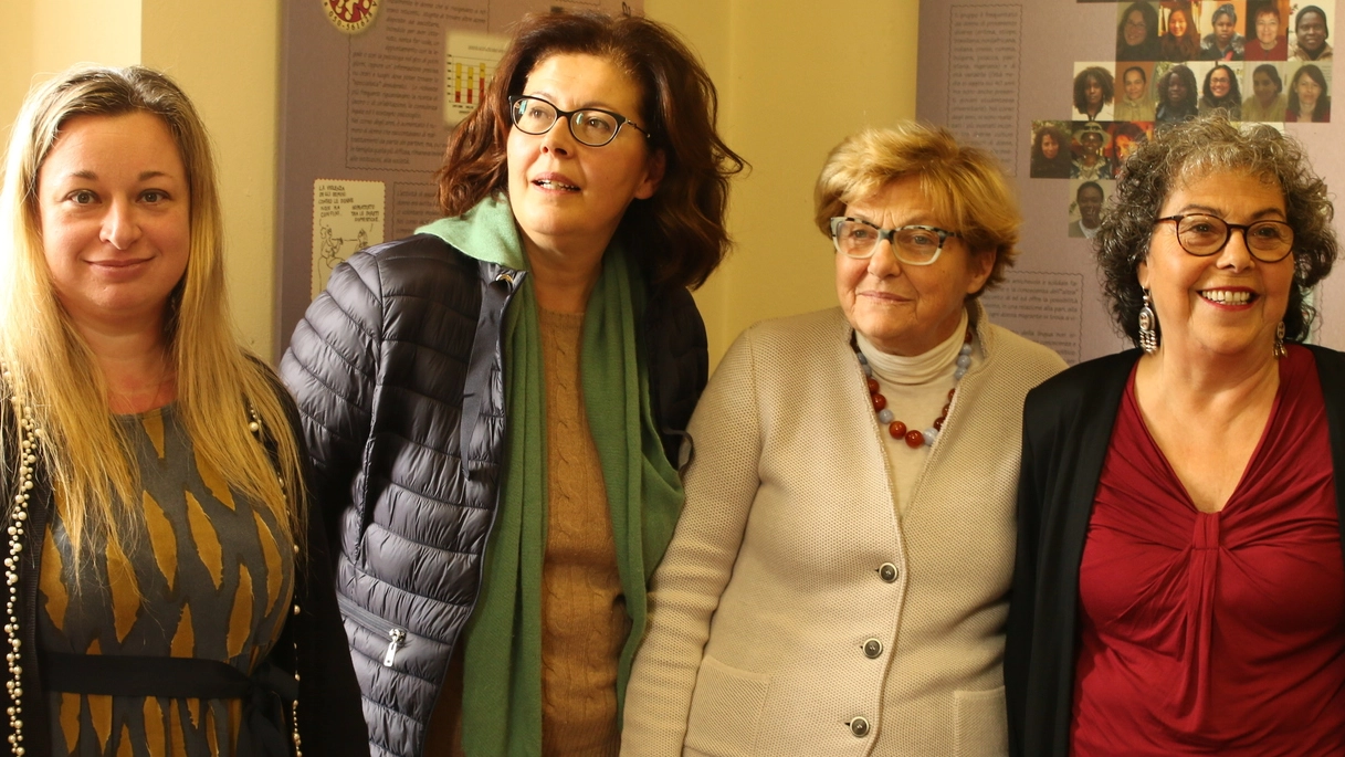 Carla Pochini (penultima a destra) con Giovanna Zitiello e le altre volontarie